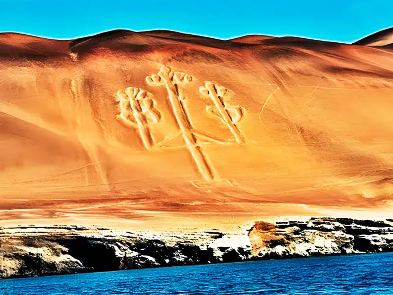 Formación rocosa La Catedral y acantilados dorados frente al mar