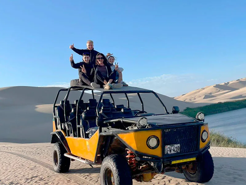 Familia celebrando en tour privado de tubulares en el desierto de Paracas por fiestas de fin de año