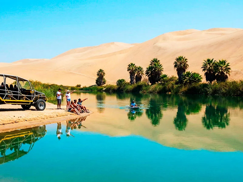 Excursión en buggy llegando a la Laguna Costa Rica, un oasis virgen escondido en el desierto de Paracas.