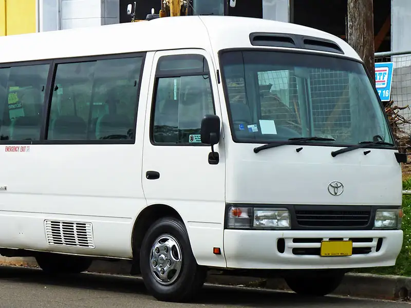 Transporte turístico recorriendo la carretera de la Reserva Nacional