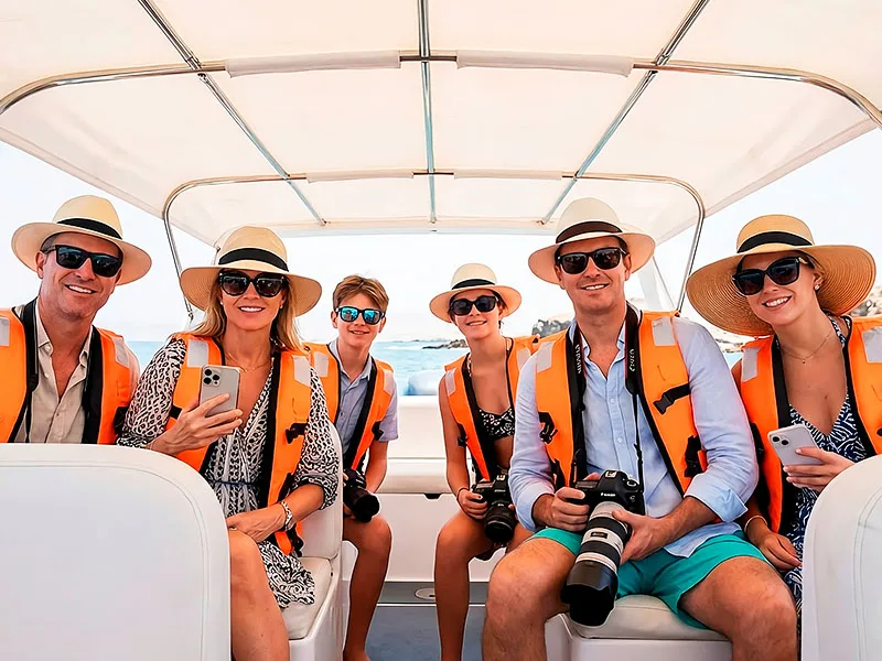 Familia de turistas disfrutando de un tour privado exclusivo en lancha moderna en Islas Ballestas, sentados cómodamente sin aglomeraciones.