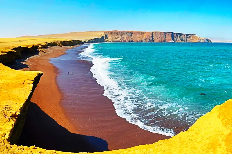 Vista panorámica de la Playa Roja en la Reserva Nacional de Paracas