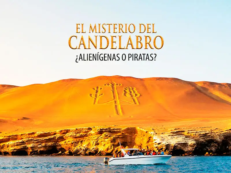 Vista panorámica desde el mar del enigmático geoglifo El Candelabro grabado en la arena de la península de Paracas durante un tour en bote.