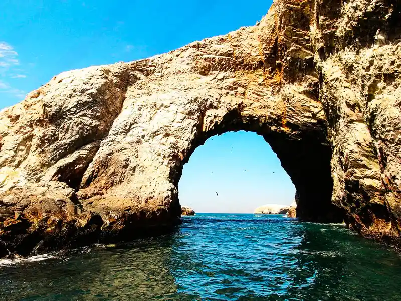 Formaciones rocosas Islas Ballestas Paracas Perú - Tours lancha Premium