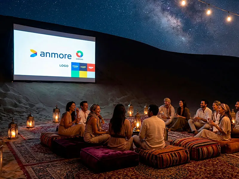 Proyección de video corporativo de lujo en la ladera de una duna virgen en el desierto de Paracas bajo las estrellas