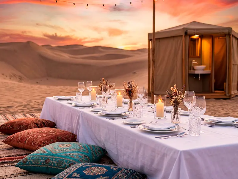 Detalle de mesa vestida y baño de lujo en campamento privado en las dunas de Paracas