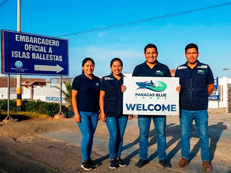 Staff de Paracas Blue Tours uniformado en el ingreso al embarcadero oficial hacia las Islas Ballestas.