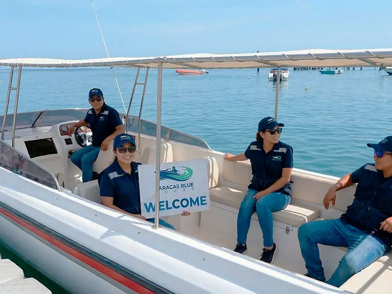 Personal de Paracas Blue Tours a bordo de deslizador moderno en el muelle de la Marina Turística de Paracas.