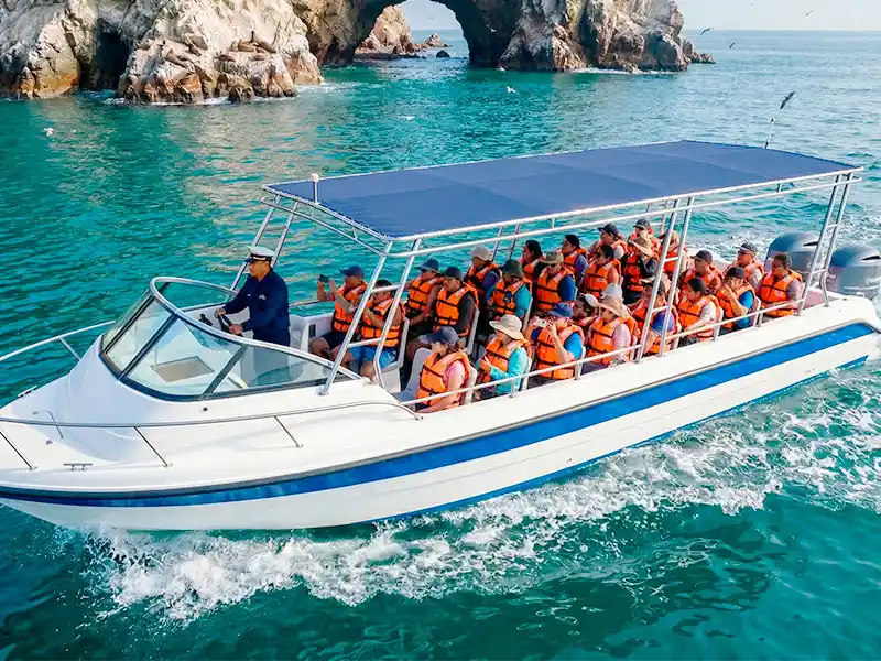 Tour Islas Ballestas precio 2026 - Vista aérea dron lancha turística VIP Paracas frente acantilados lobos marinos