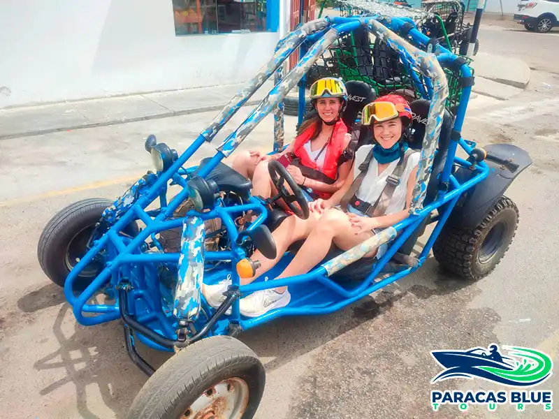 Turistas en mini buggy disfrutando del recorrido de aventura en la Reserva Nacional de Paracas