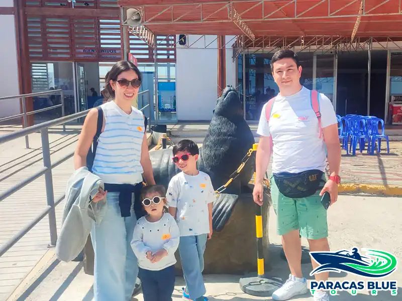 Familia en la Marina Turística de Paracas antes de iniciar el tour a las Islas Ballestas con Paracas Blue Tours
