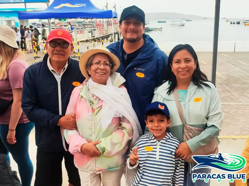 Familia de pasajeros en la Marina Turística de Paracas antes de embarcar en el tour de Islas Ballestas con Paracas Blue Tours
