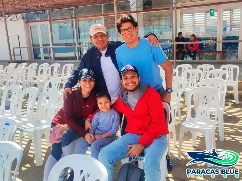 Familia de pasajeros esperando el embarque para el tour a las Islas Ballestas en Paracas con Paracas Blue Tours