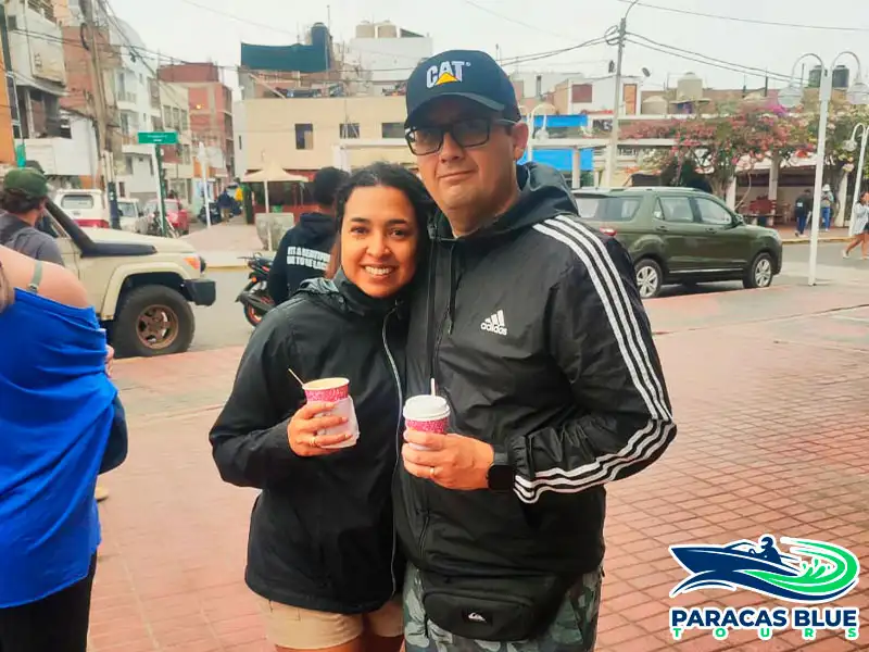 Pareja de pasajeros disfrutando su experiencia turística en Paracas con Paracas Blue Tours