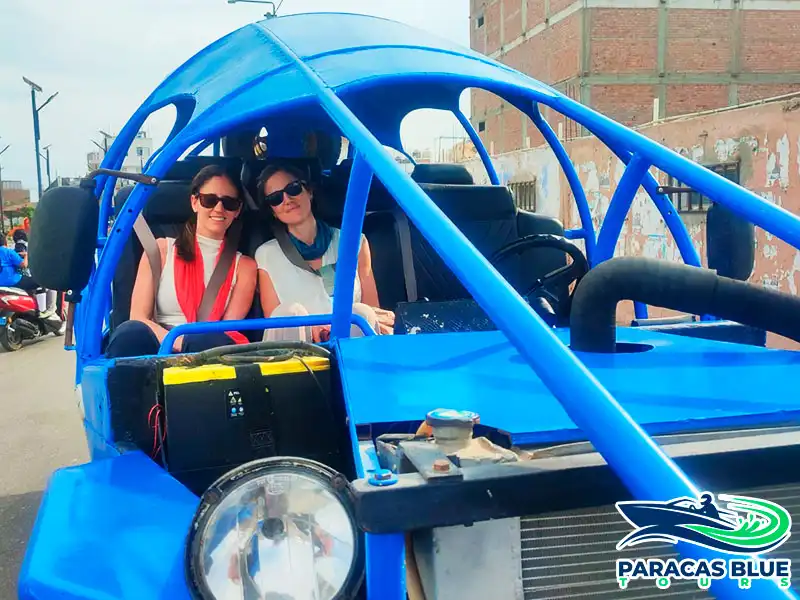 Pareja disfrutando del tour en tubular hacia el Oasis Costa Rica en Paracas con Paracas Blue Tours