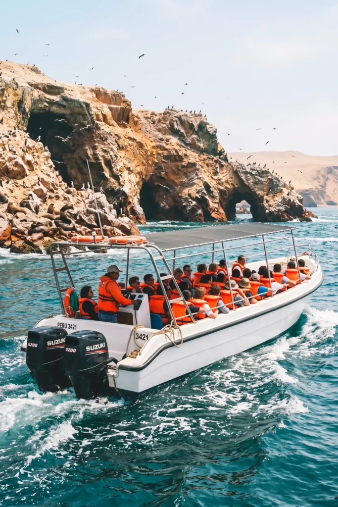 Lancha turística navegando hacia las Islas Ballestas durante un Full Day en Paracas