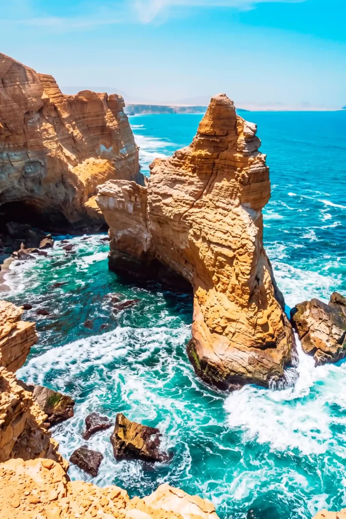 Formación rocosa La Catedral en la costa de la Reserva Nacional de Paracas
