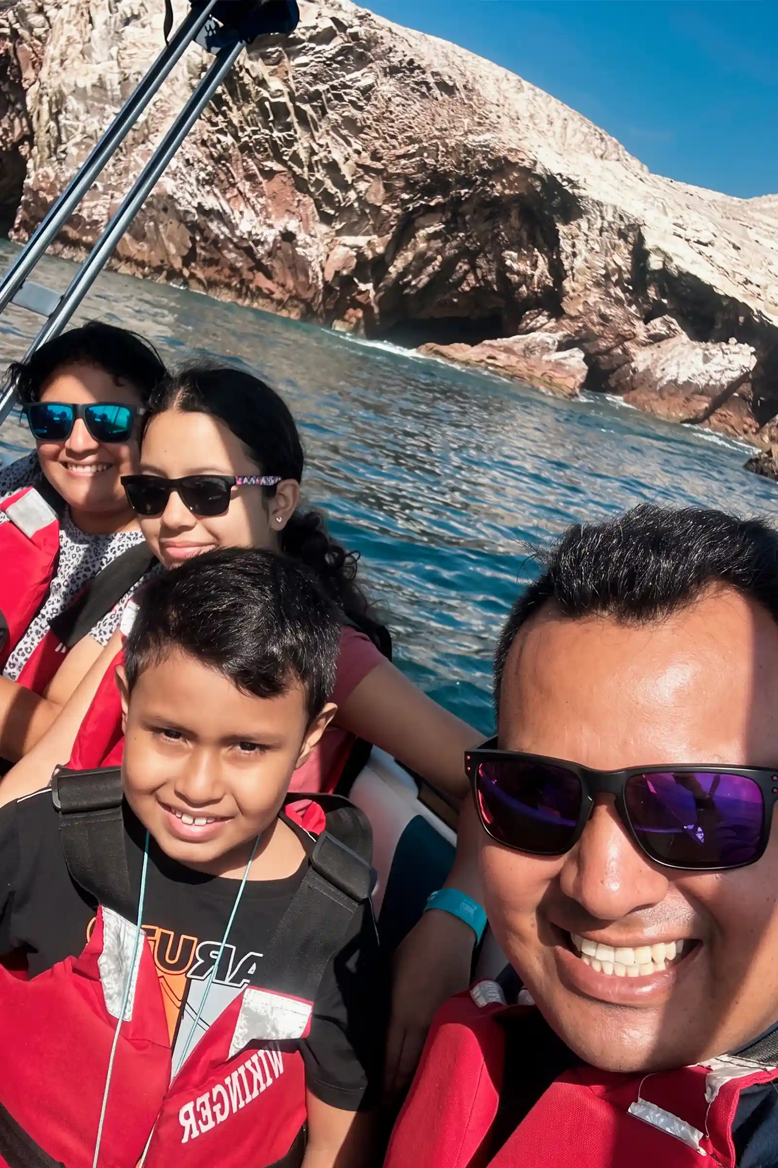 Grupo de pasajeros durante su visita a Paracas