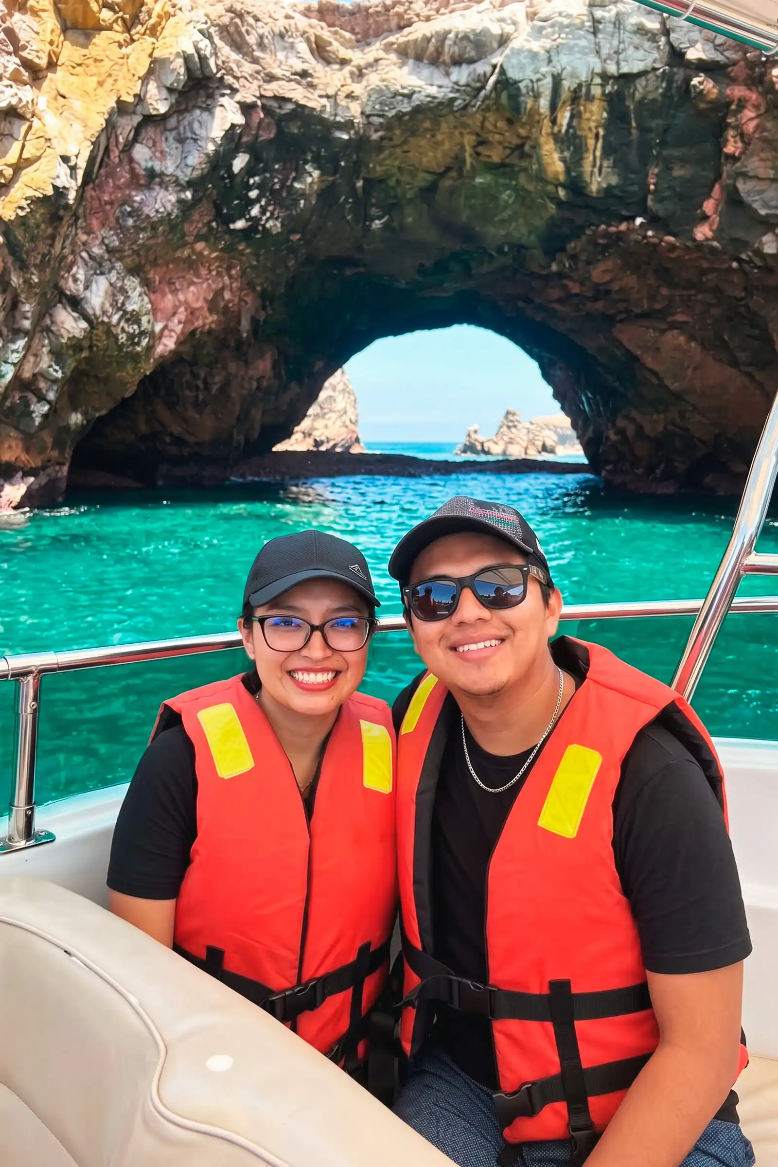 Pareja disfrutando de un tour a las Islas Ballestas