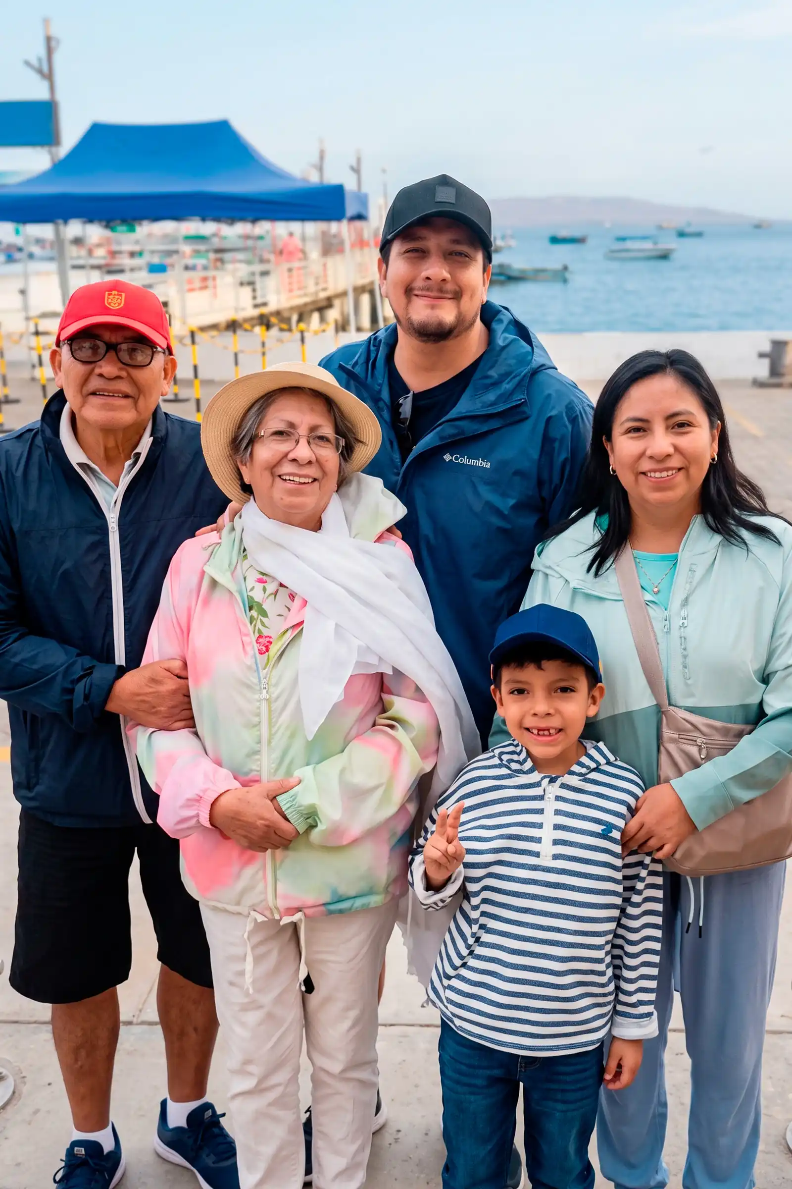 Familia disfrutando su visita a Paracas