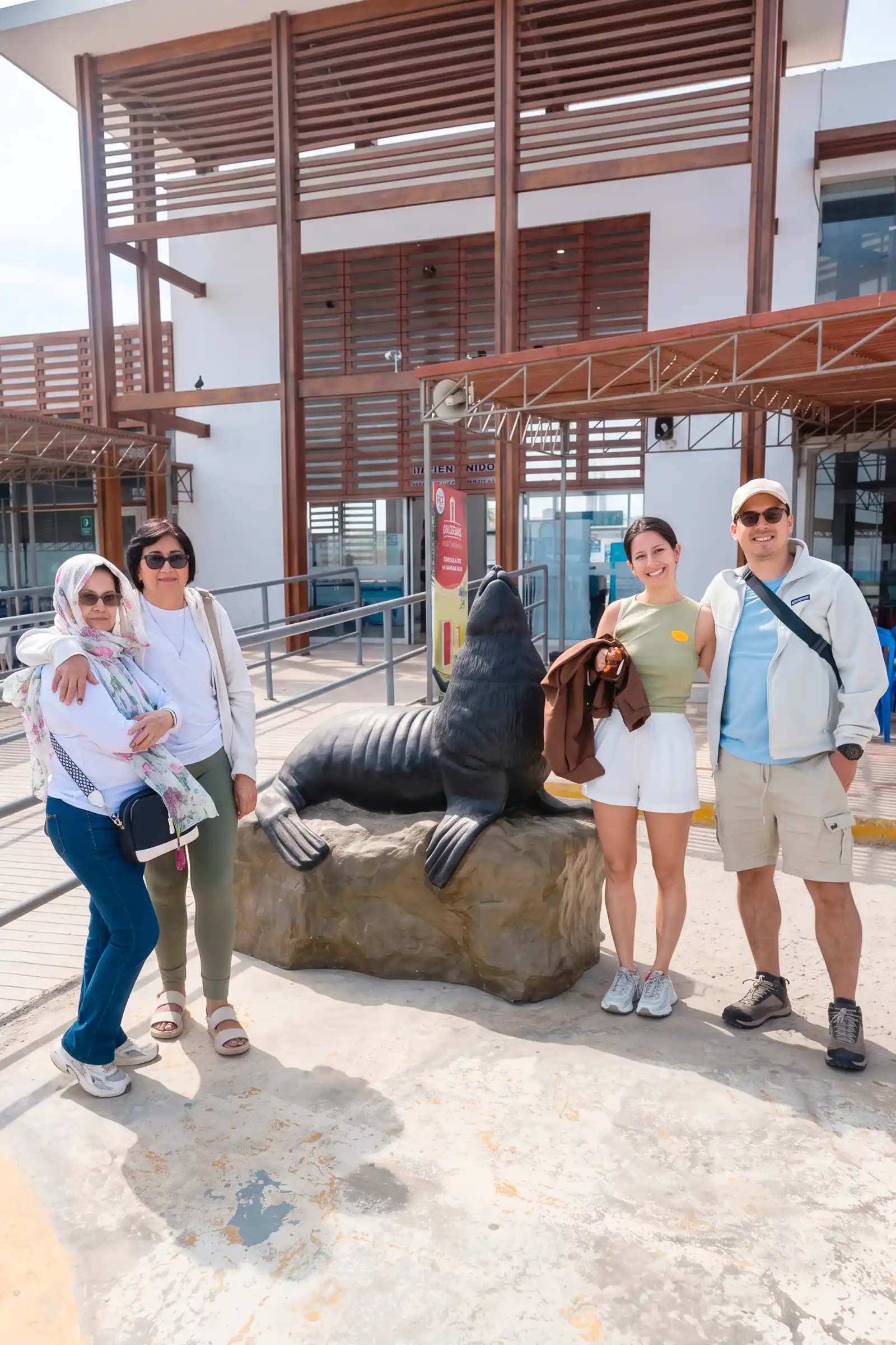 Pasajeros de Paracas Blue Tours durante su experiencia en Paracas