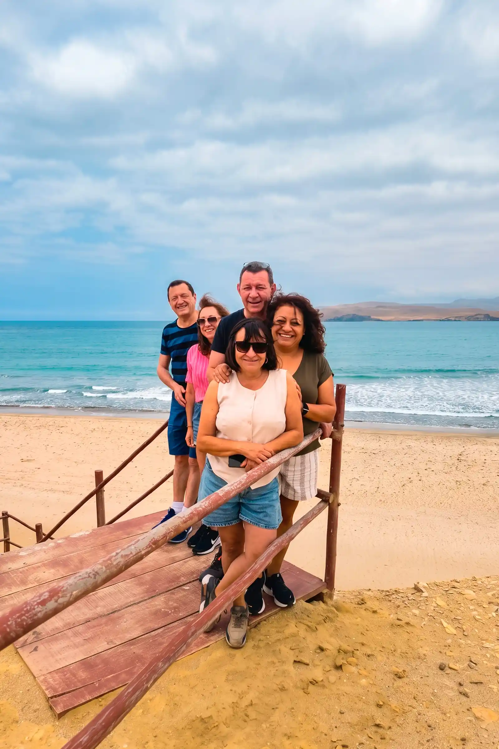 Grupo de pasajeros durante su visita a Paracas
