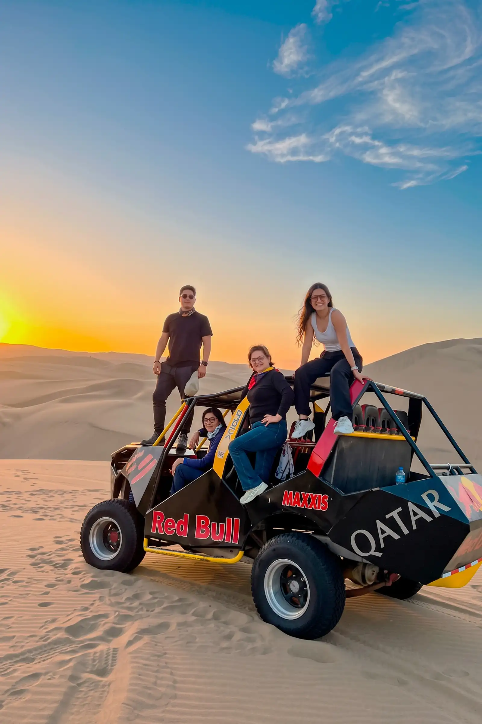 Grupo de pasajeros durante su visita a Huacachina