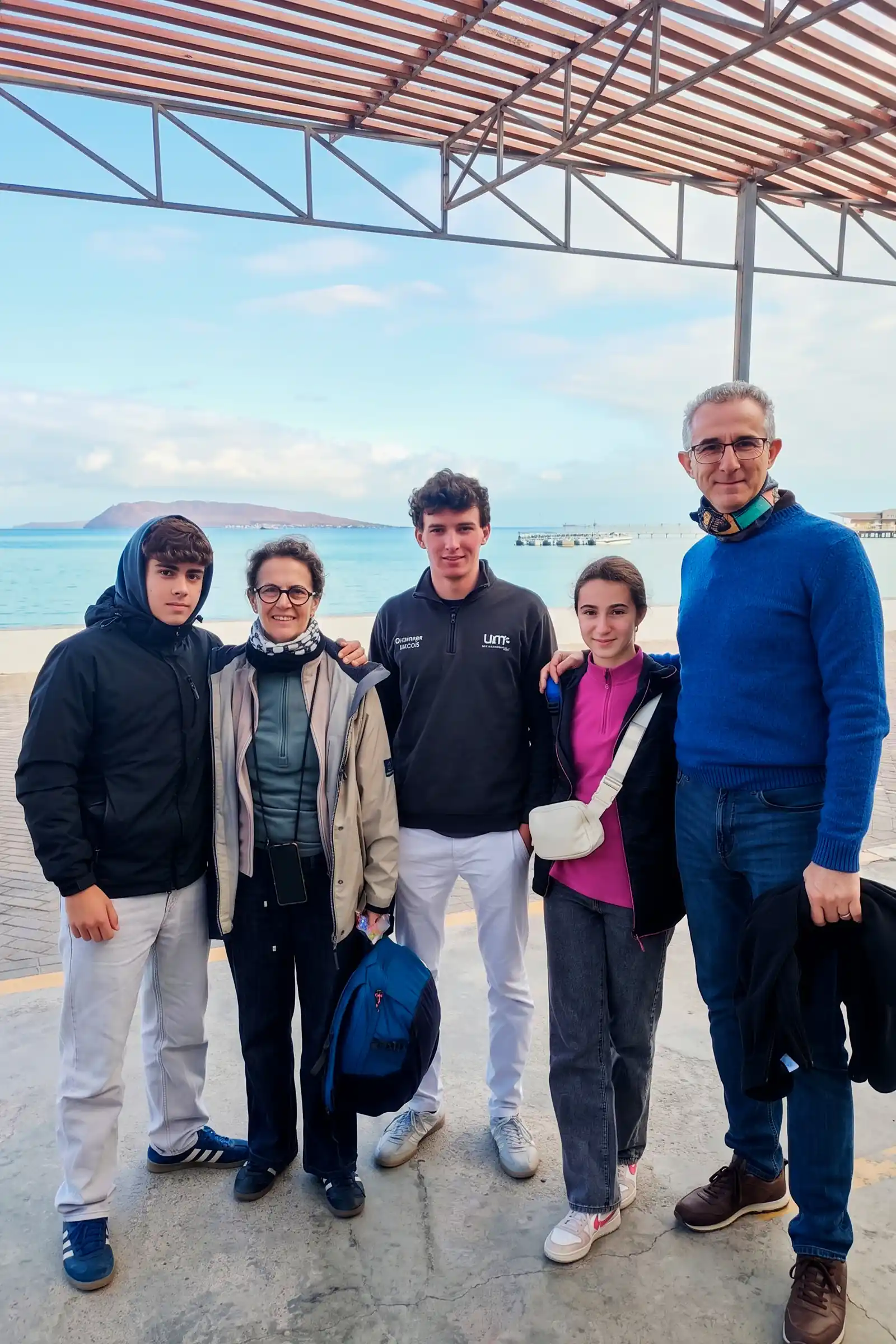 Grupo de pasajeros durante su visita a Paracas